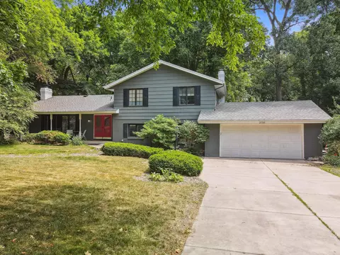 2710 Urbandale Ln N, Plymouth, MN 55447