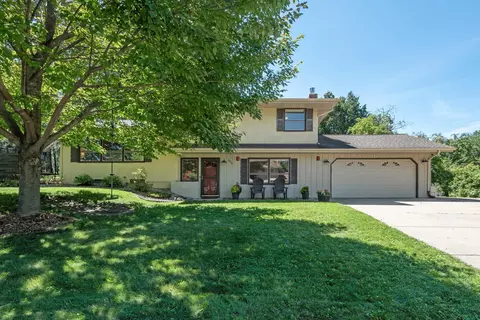 560 Sunset Ln, New Brighton, MN 55112