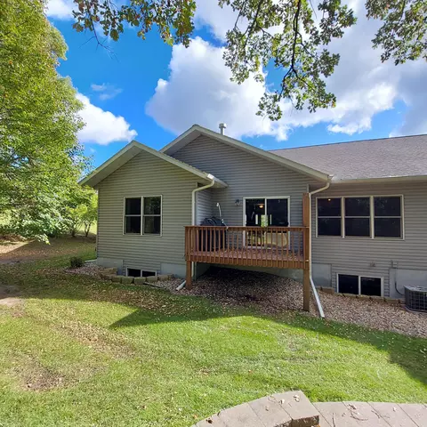 130 Pine St NW, New London, MN 56273