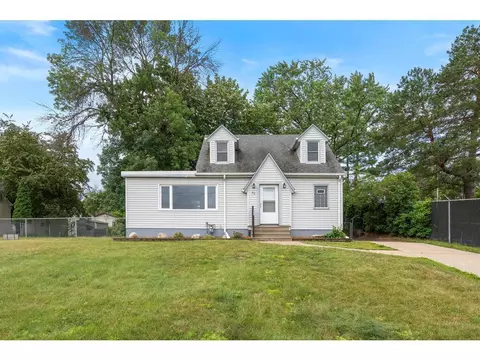42 Roselawn Ave E, Maplewood, MN 55117