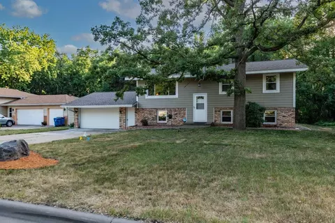 8022 Greenwood Dr, Mounds View, MN 55112