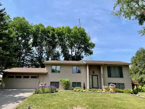 1517 Sunshine Ct, Chaska, MN 55318