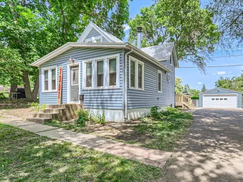 1307 Garden Ave, Roseville, MN 55113