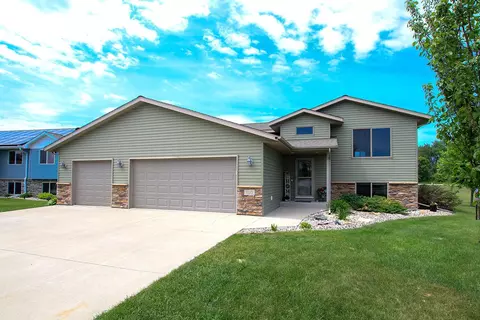 1110 Bluejay Dr SW, Hutchinson, MN 55350
