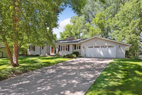 5800 Creek Valley Rd, Edina, MN 55439