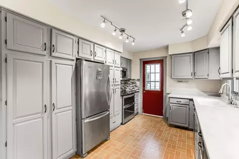 2078 Quartz Ln, Eagan, MN 55122