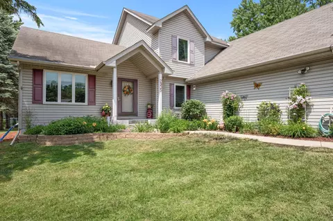2935 Edgerton St, Little Canada, MN 55117