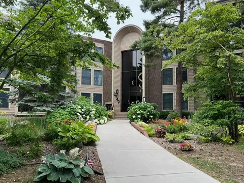 8549 Irwin Rd #332, Bloomington, MN 55437