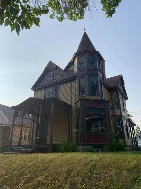 1431 Thomas Ave W, Saint Paul, MN 55104