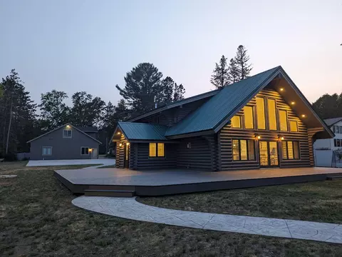 371 Lakeshore Dr, Moose Lake, MN 55767