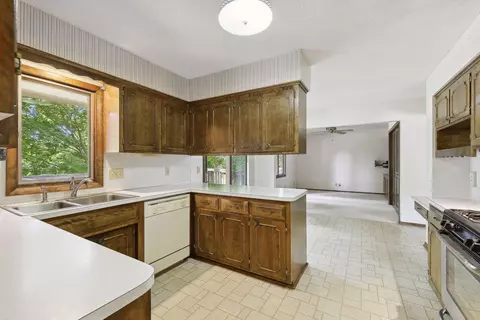 10653 Johnson Rd, Bloomington, MN 55437 photo 14