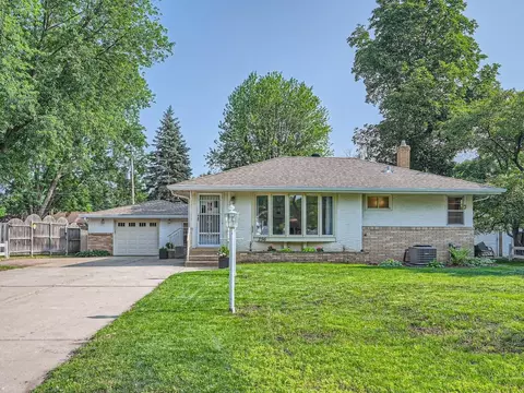 256 Maple Ln #R, Roseville, MN 55113