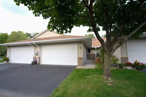 828 White Oak Ct, New Brighton, MN 55112