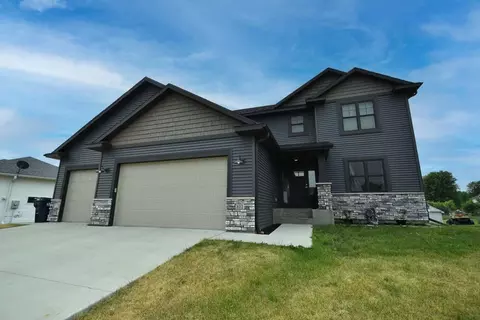 812 Rodeo Dr SE, Pine Island, MN 55963