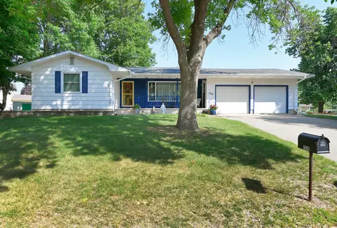 1516 Wellington Cres, Faribault, MN 55021