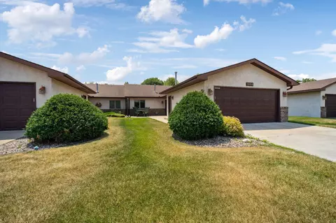 1868 Vierling Dr E, Shakopee, MN 55379