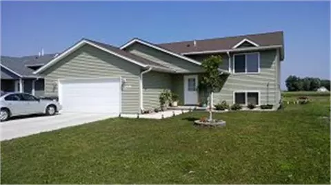 2229 Eleanor St, Worthington, MN 56187