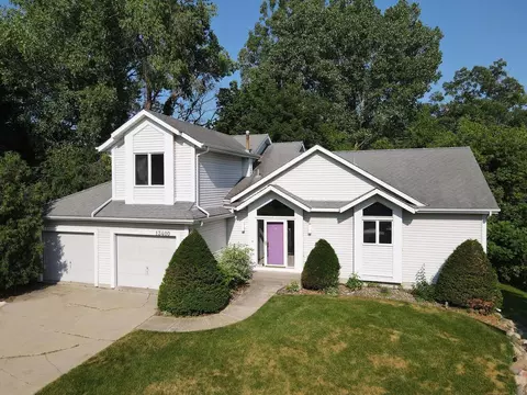 13400 Commonwealth Dr, Burnsville, MN 55337