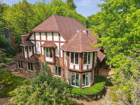 8813 Hidden Oaks Dr, Eden Prairie, MN 55344