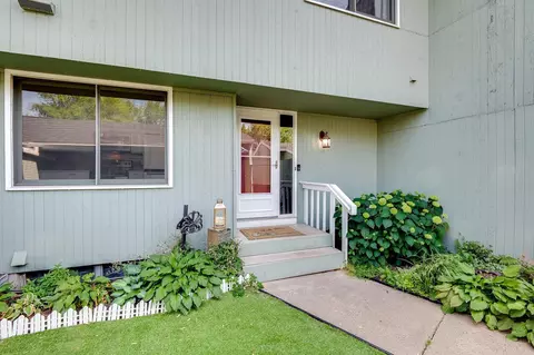 109 Canabury Ct, Little Canada, MN 55117