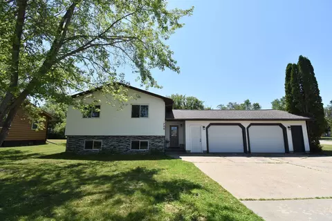 706 Elk St NW, Warroad, MN 56763