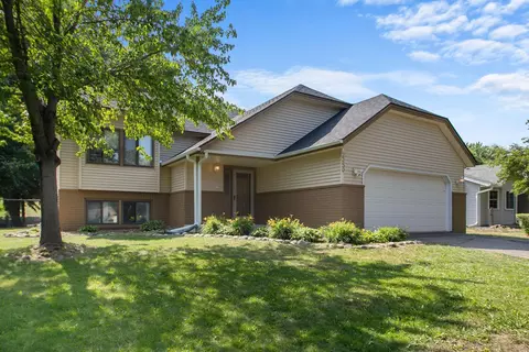2250 Helena Rd N, Oakdale, MN 55128