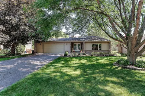 1296 Castle Ct, Golden Valley, MN 55427