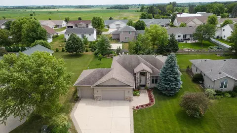 2582 Mossy Creek Dr NE, Owatonna, MN 55060