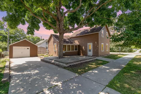 421 N Cedar St, Chaska, MN 55318