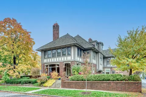 215 Grotto St S, Saint Paul, MN 55105