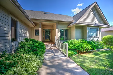 550 Pine Ridge Ct, New Richmond, WI 54017