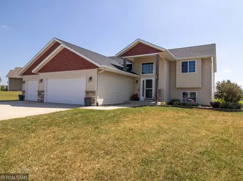 2202 Rolling Green Ln, North Mankato, MN 56003