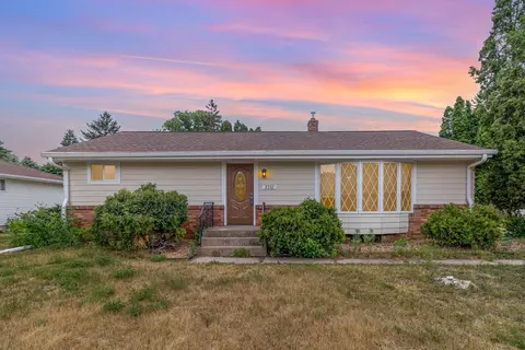 2712 Sheldon St, Roseville, MN 55113