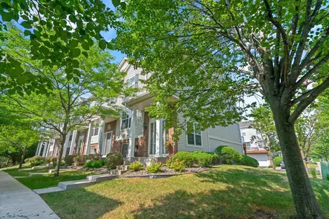 909 Ledgestone Dr, Mahtomedi, MN 55115