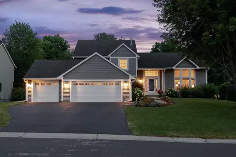 692 Oxford Rd, Eagan, MN 55123