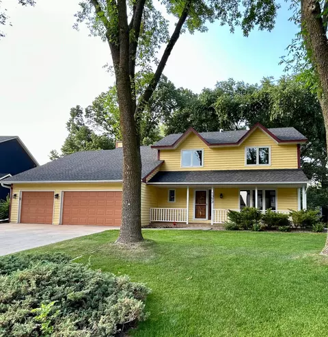 1393 Interlachen Dr, Eagan, MN 55123