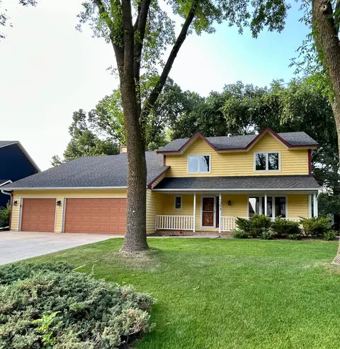 1393 Interlachen Dr, Eagan, MN 55123