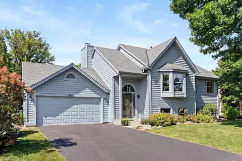 8657 Chanhassen Hills Dr N, Chanhassen, MN 55317