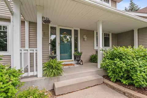 527 Red Pine Ln, Eagan, MN 55123 photo 2