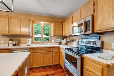 527 Red Pine Ln, Eagan, MN 55123 photo 12