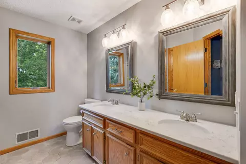 527 Red Pine Ln, Eagan, MN 55123 photo 20
