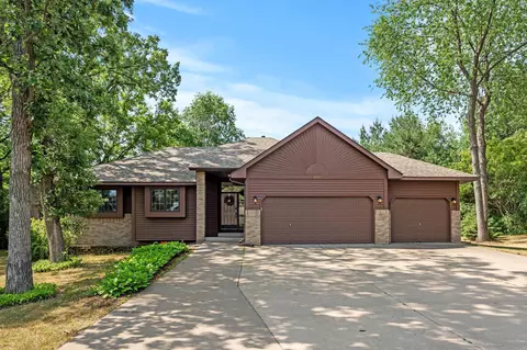 6157 Glacier Dr, North Branch, MN 55056