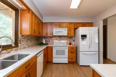 11507 W River Hills Dr, Burnsville, MN 55337