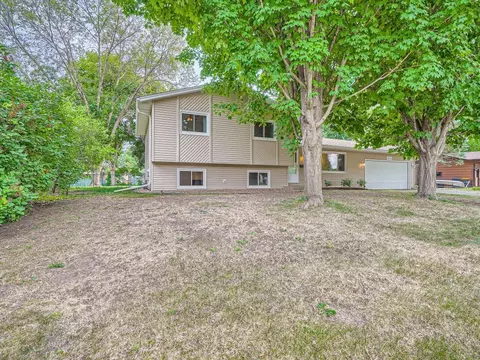 3824 Lodestone Ln, Eagan, MN 55122