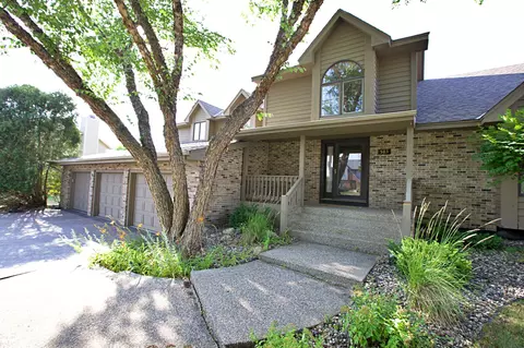 583 Pond View Dr, Mendota Heights, MN 55120