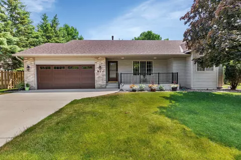 910 Cory Ln, Saint Cloud, MN 56303