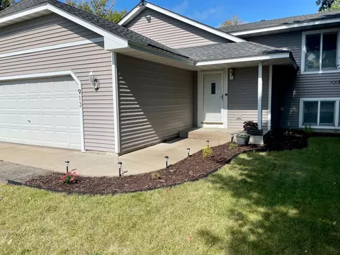 913 15th Ave SE, Forest Lake, MN 55025