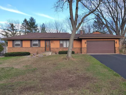 2982 Winthrop Dr, Maplewood, MN 55109