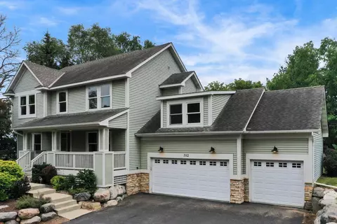 752 New Century Blvd S, Maplewood, MN 55119