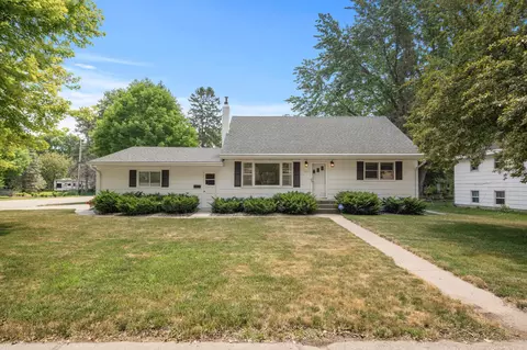 1257 Prairie St, Chaska, MN 55318